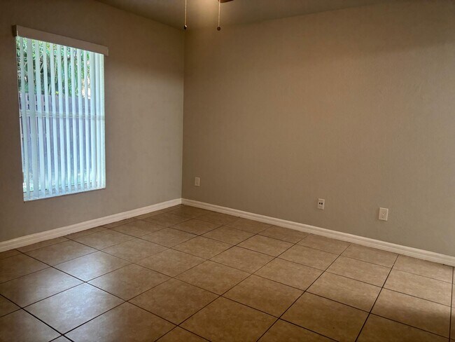 Building Photo - 1939 Palm Acres Dr