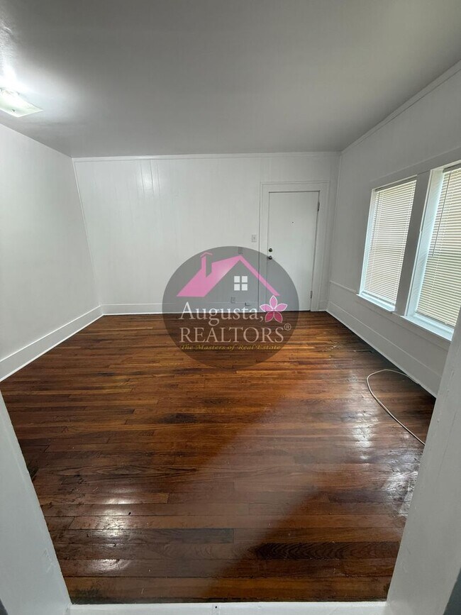 Building Photo - Large one bedroom near ACU