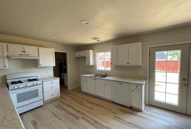 Building Photo - 1055 Hillside Dr