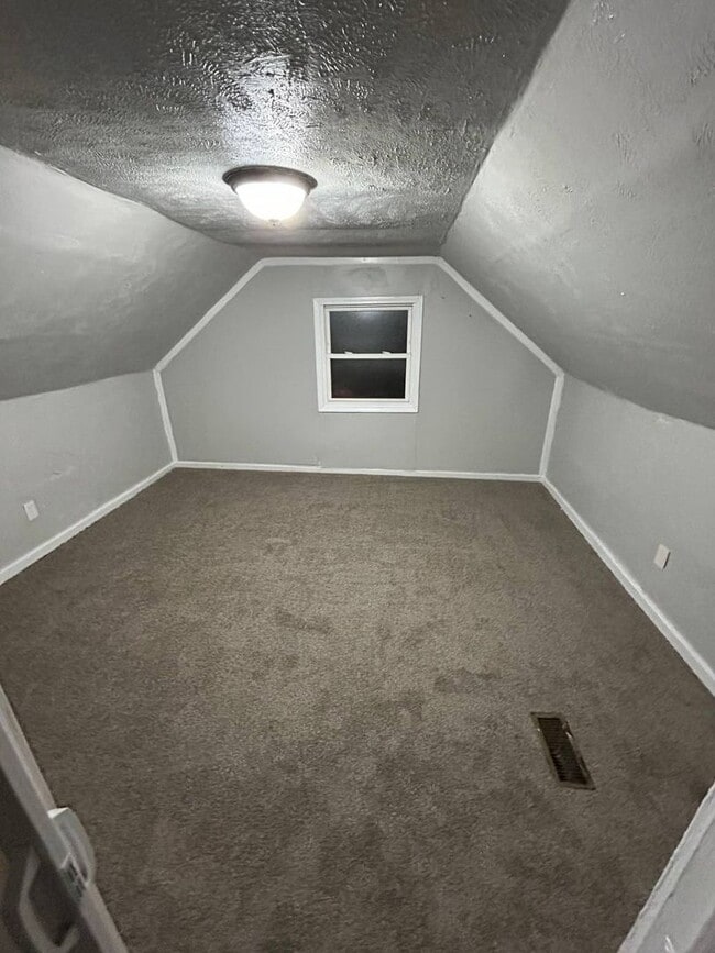 Building Photo - 3-Bedroom Single Family Home | Spacious La...