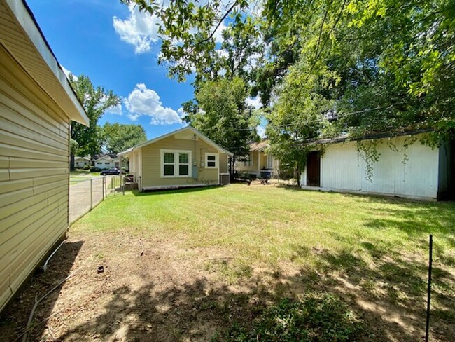 Building Photo - Great 3 Bedroom 2 Bath Home in South Highl...