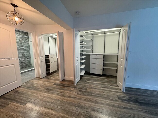 Building Photo - 2075 S Hibiscus Dr