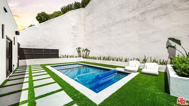 Building Photo - 1846 N Franklin Canyon Dr