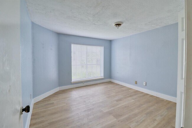 Building Photo - 6911 Pouter Dr