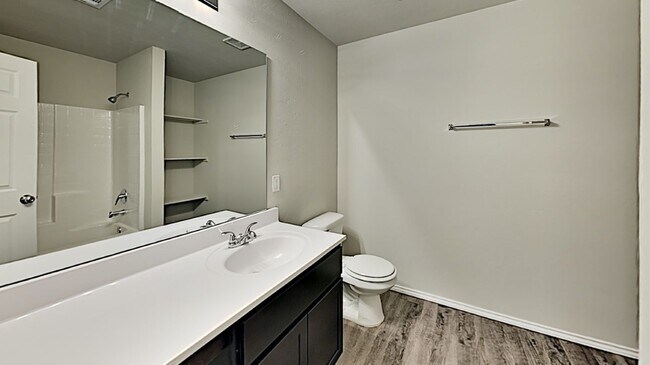 Building Photo - Very Nice 3 Bedroom 2 Bath Home in Yukon S...