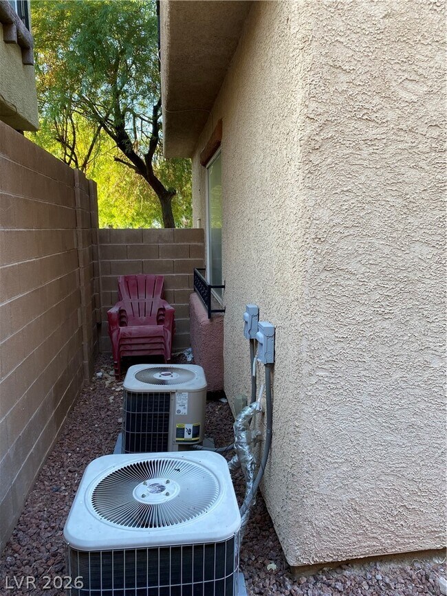 Building Photo - 10555 Lessona St