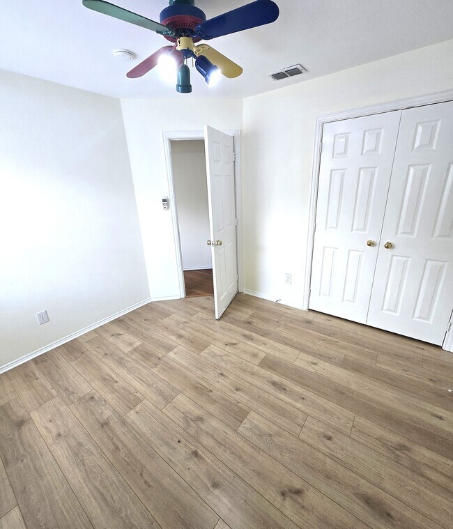 Building Photo - 5705 Seneca Dr