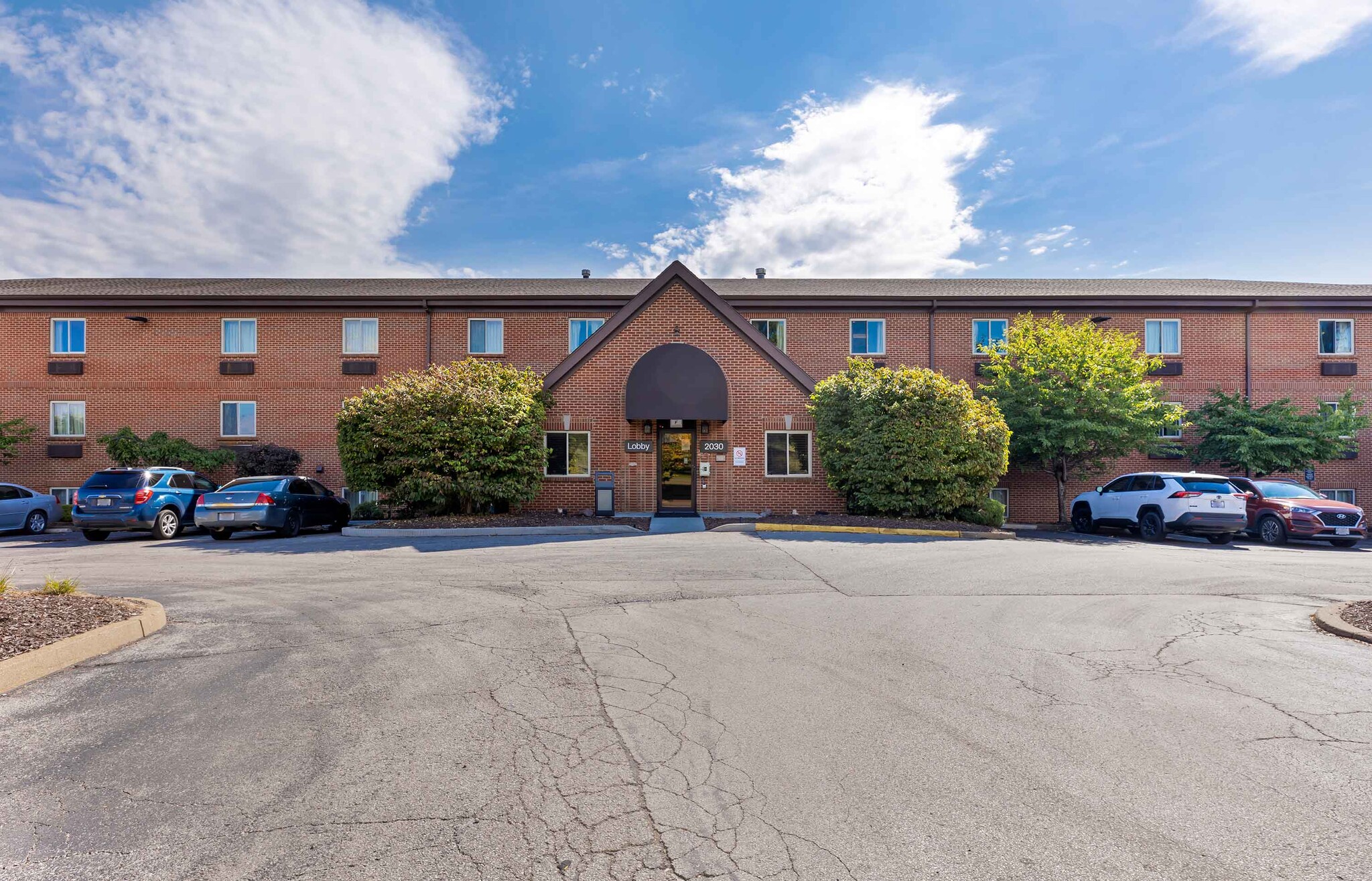 Building Photo - Furnished Studio-St. Louis - Westport - Cr...