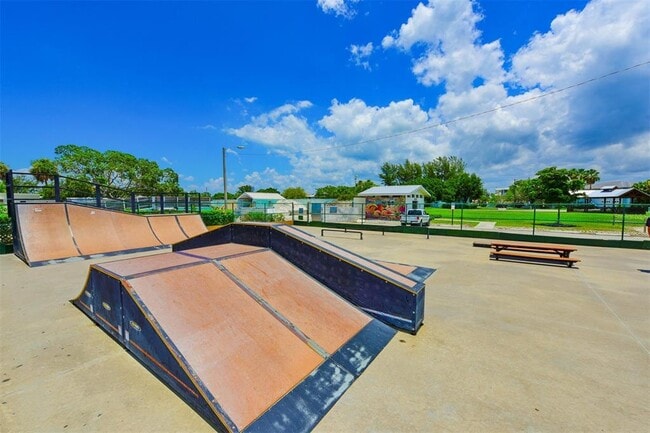 Building Photo - 614 Gladstone Ln