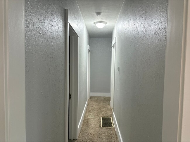 Building Photo - Beautiful 2 bed/ 1 bath