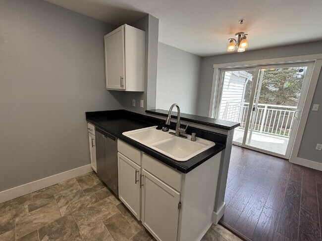 Building Photo - Charming & Spacious 1 Bedroom Condo Retreat in Renton