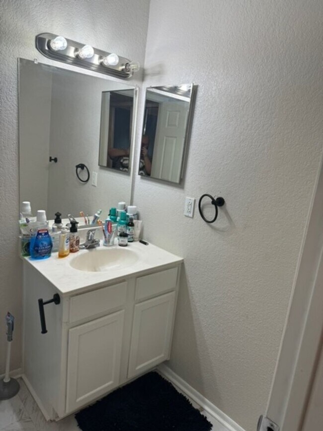 Building Photo - 2 bedroom 2 bath condo located in a gated community