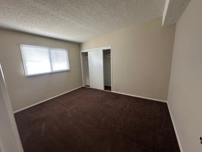 Building Photo - Spacious & Stylish 4-Bedroom Apartment in ...