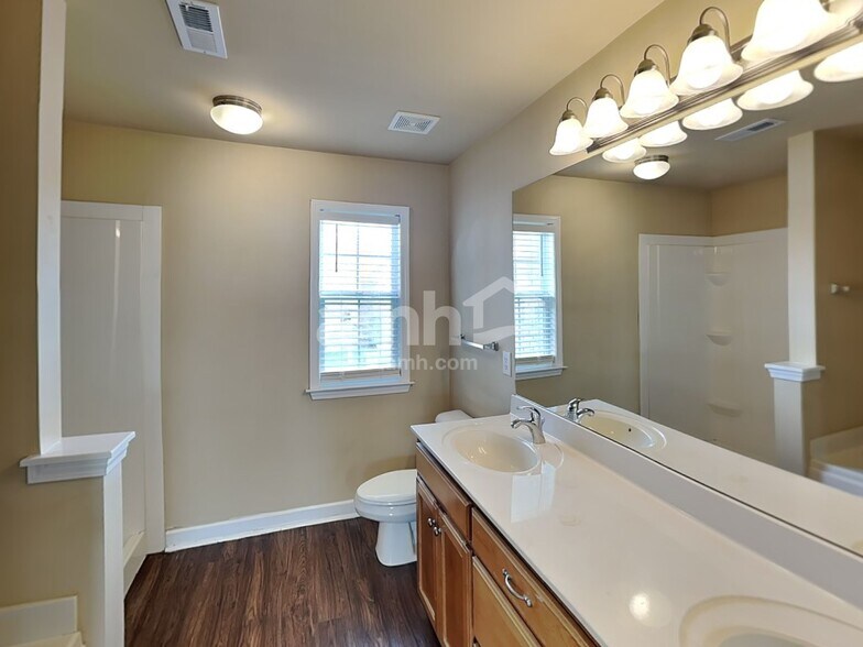 Building Photo - 3016 Sommette Dr