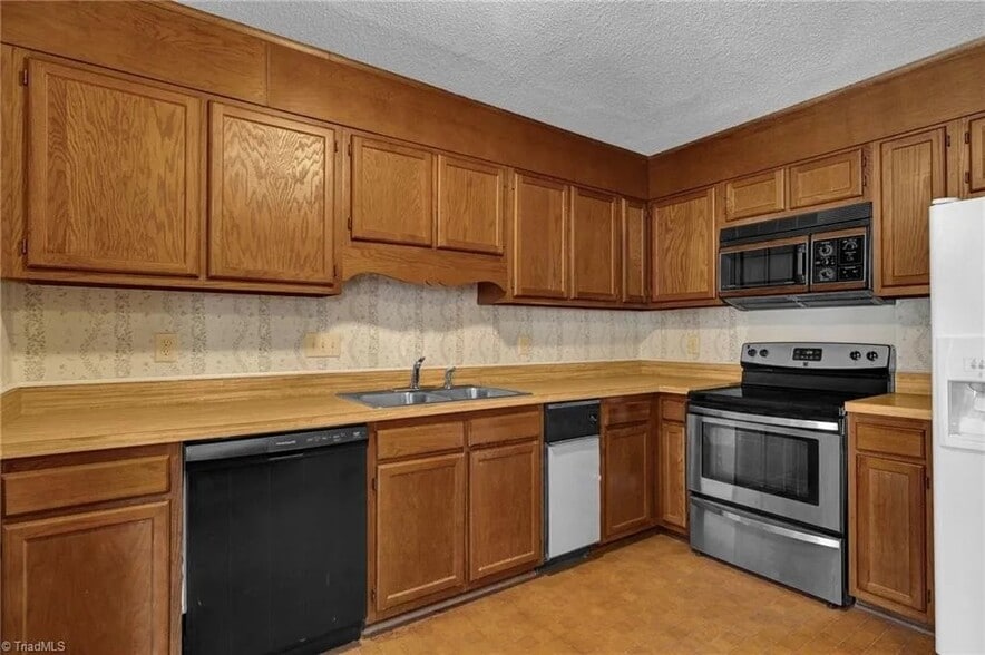 Building Photo - 205 N Rotary Dr