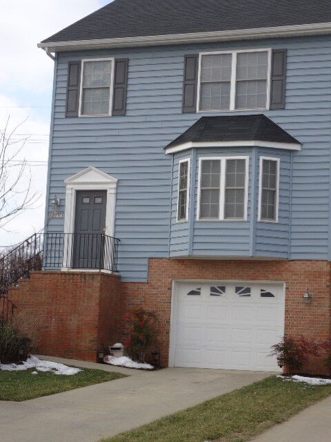 Building Photo - 2051 Stoneleigh Dr