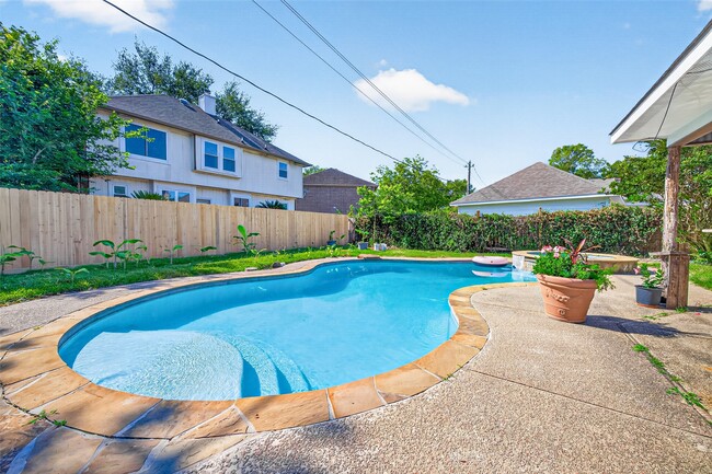Building Photo - 2815 Bermuda Dunes Dr