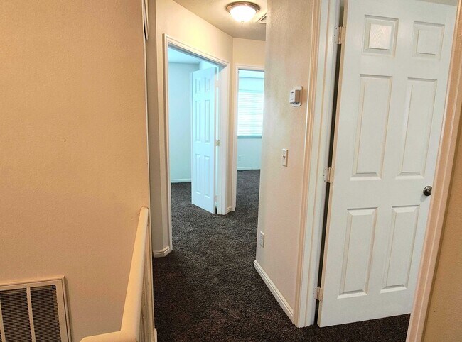 Building Photo - Great 3 Bd 2.5 Bath Townhome