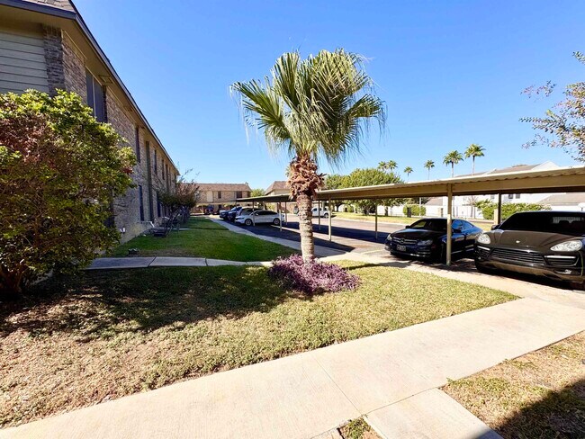 Building Photo - 200 Martingale