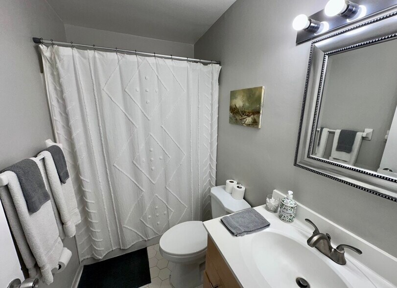 Hallway bathroom - 9601 9th View St