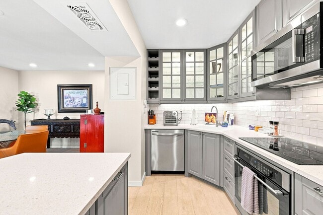 Building Photo - 940 Sealane Dr