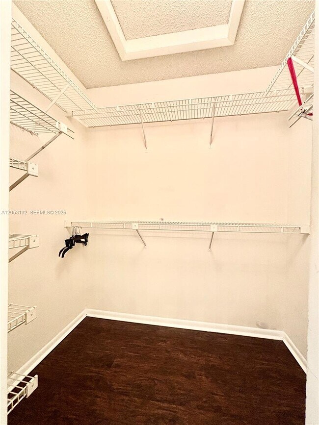 Building Photo - 1040 Coral Club Dr