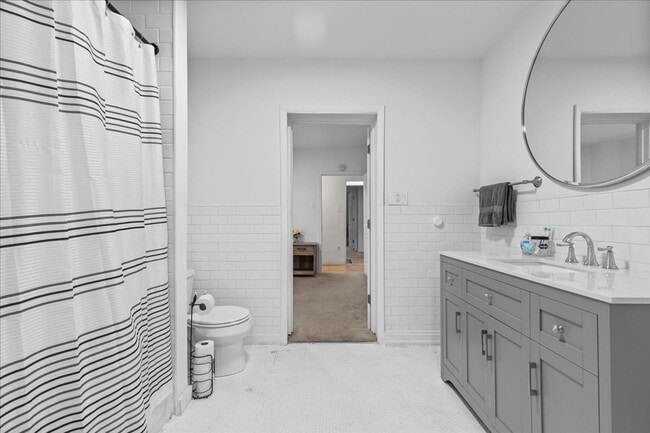 Building Photo - Renovated 3-bed, 2.5-bath house in Heart o...