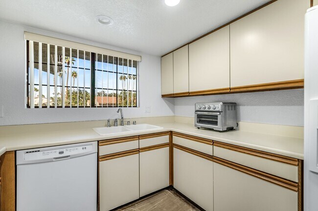 Building Photo - 2701 E Mesquite Ave