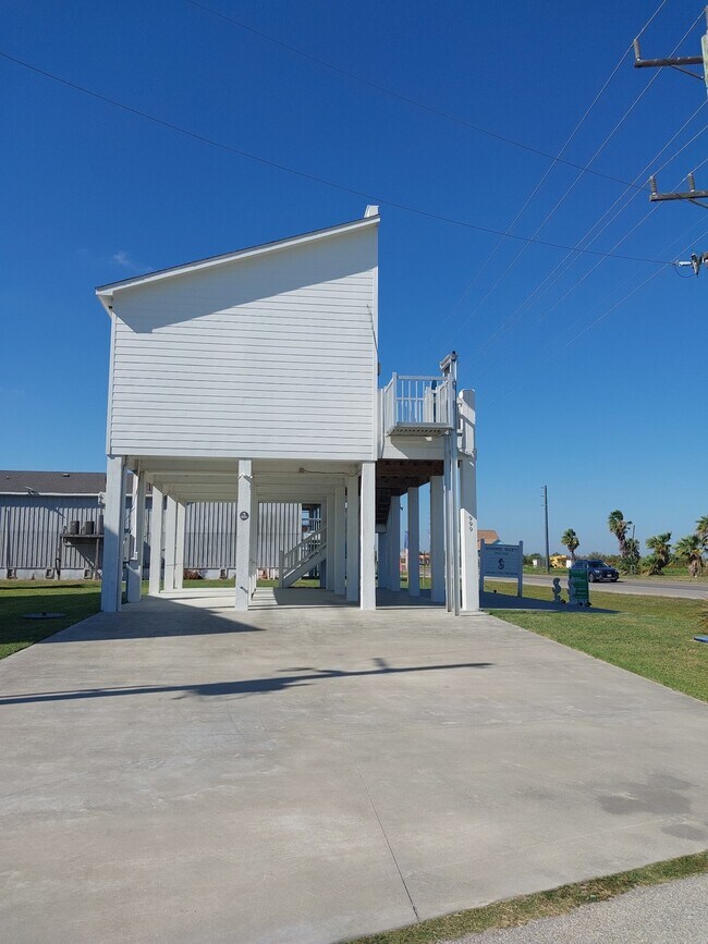 Building Photo - 999 S Redfish