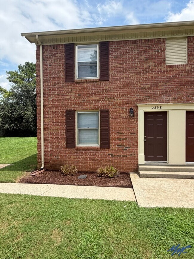 Building Photo - 2558 Oak Hill Dr