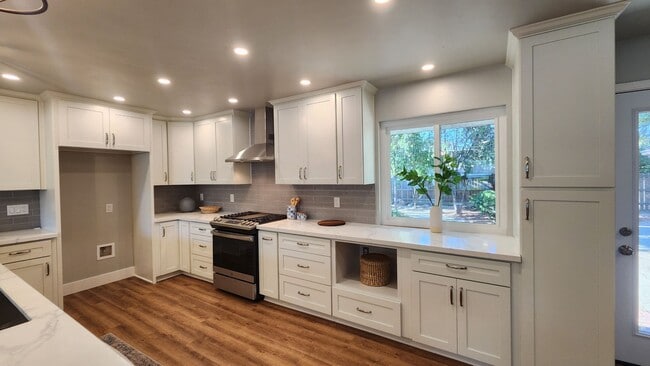 Building Photo - 7021 Wilshire Cir