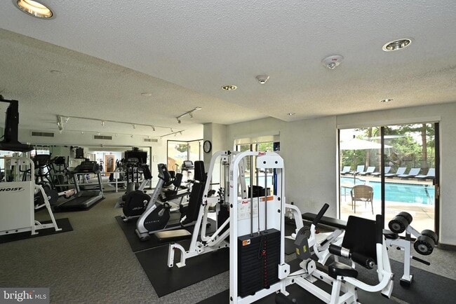 Building Photo - 1101 S Arlington Ridge Rd