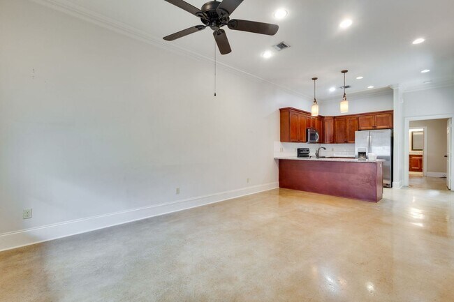 Building Photo - FOR RENT in LAFAYETTE!