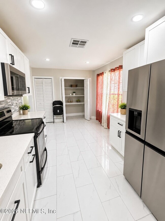 Building Photo - 7945 Macinnes Dr