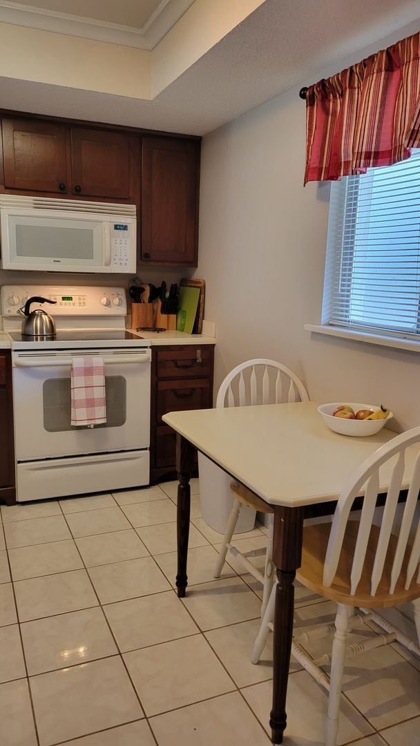 Building Photo - Annual turnkey/seasonal furnished ground f...