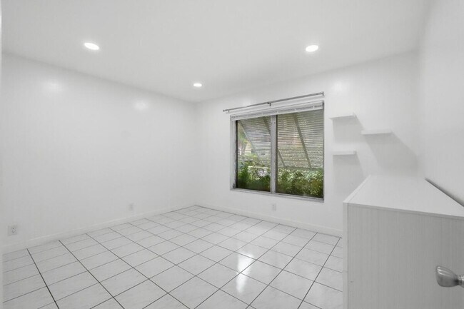 Building Photo - 1201 N Victoria Park Rd
