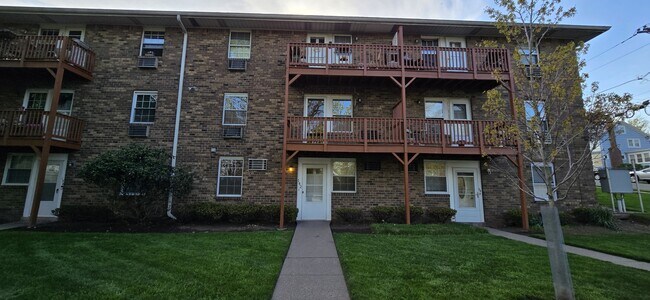 Building Photo - 142 E Maple St