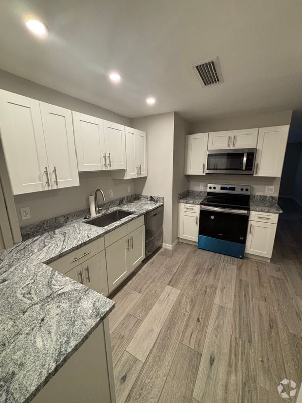 Building Photo - 3700 Lewis Dr