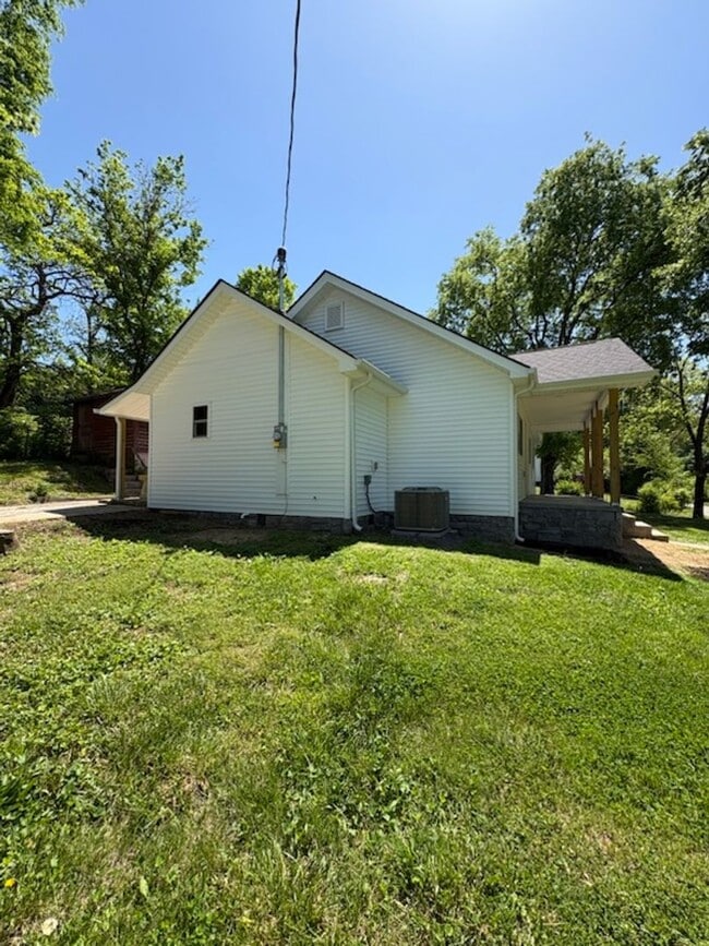 Building Photo - 844 Bales Rd