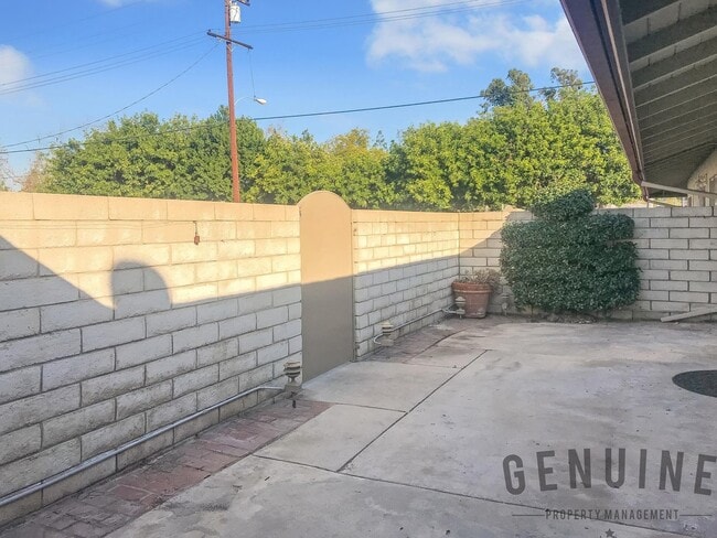 Building Photo - 1107 W Memory Ln