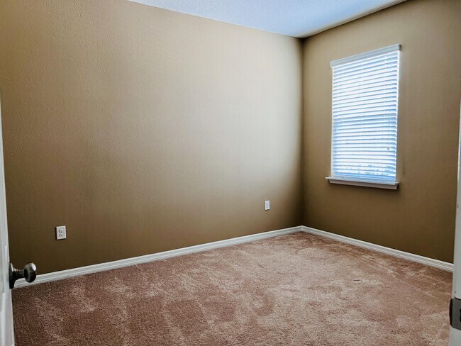 Building Photo - 537 Red Rose Ln