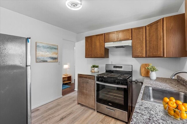 Building Photo - 19 Dakota St