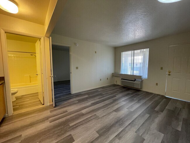 Building Photo - Smokey Lanes - Condo