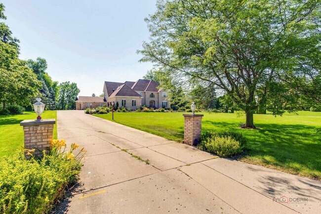 Building Photo - 14 Pentwater Dr