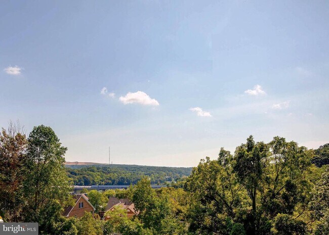 Building Photo - Stunning 2 bedroom and 3 Bathroom Townhome Style Condo / w Pool