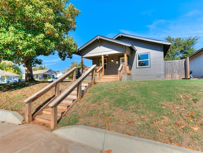 Building Photo - 1215 NW 8th St