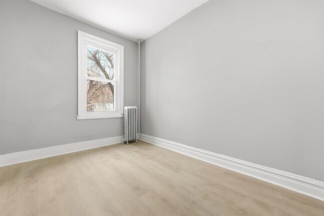 Building Photo - 40 Bayview Ave