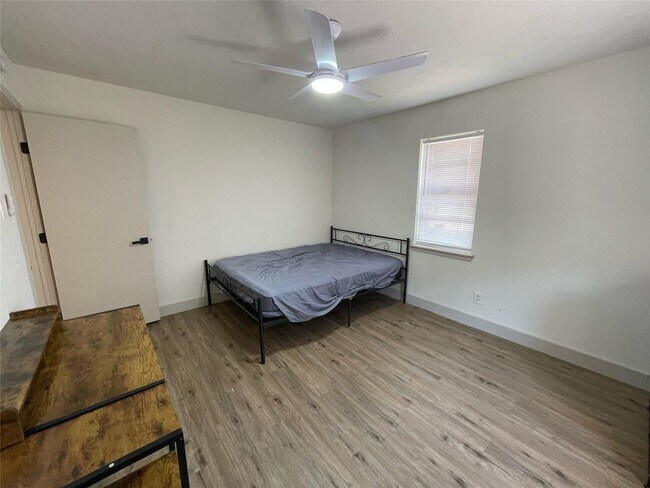 Building Photo - 411 Guyer St