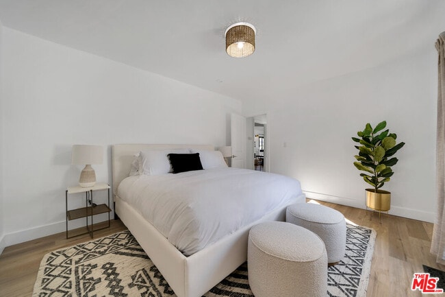 Building Photo - 8822 Rosewood Ave