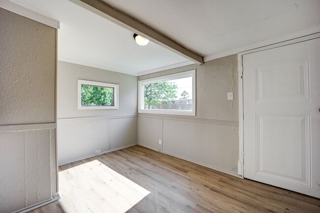 Building Photo - Freshly Updated 3 Bedroom House